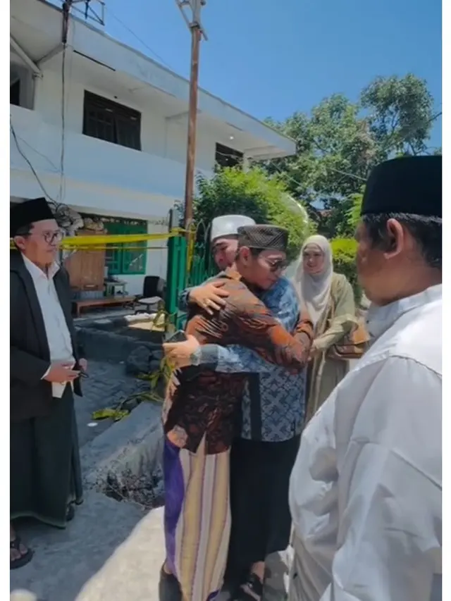 6 Potret April Jasmine dan Ustaz Solmed Kunjungi Ponpes Al Khoziny Pasca Ambruk