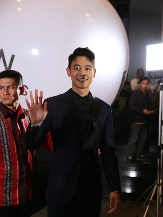 "Sekali lagi saya ucapkan saya akan kembali dengan penampilan yang lebih baik. Terima kasih semuanya, saya akan balik lagi ke sini. Terima kasih, aku cinta semua," tuturnya mengakhiri. (Adrian Putra/Bintang.com)