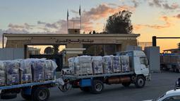 Israel memutuskan membuka perlintasan Rafah dan mengizinkan truk-truk bantuan kemanusiaan masuk ke Gaza. (Foto oleh AFP)
