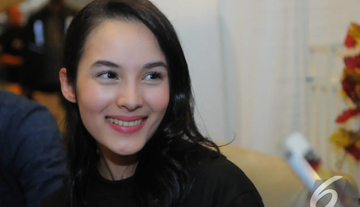 Chelsea Islan saat menghadiri konferensi pers film Di Balik 98 besutan sutradara Lukman Sardi di Djakarta Theater XXI, Rabu (7/1/2015). (Liputan6.com/Faisal R Syam)