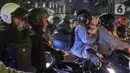Di loket pintu masuk Pelabuhan, antrean juga sempat mengular. (Liputan6.com/Herman Zakharia)