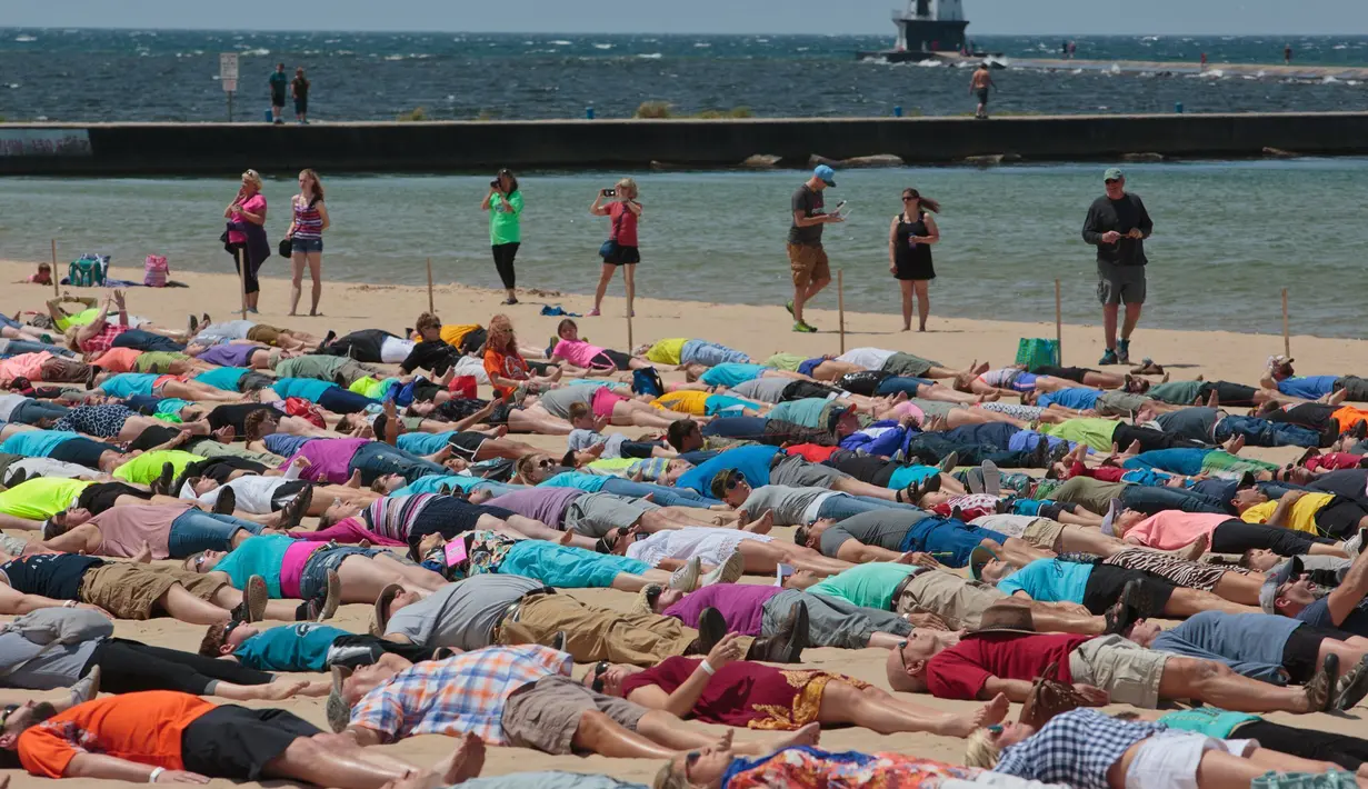 1.387 Orang Pecahkan Sand Angels Terbanyak di Dunia - Foto Liputan6.com