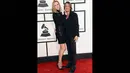 Kompak mengenakan busana serba hitam, Nicole Kidman setia mendampingi sang suami, Keith Urban menghadiri Grammy Awards 2015 di Staples Center, Los Angeles, AS, Minggu (8/2). (Jason Merritt/Getty Images/AFP)