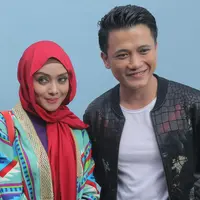 Begitu juga dengan Tirta, ia berharap kedepannya kegagalan tidak terulang lagi. Saat disinggung kapan menikah, Terry menyerahkan pada kekasihnya.(Andy Masela/Bintang.com)