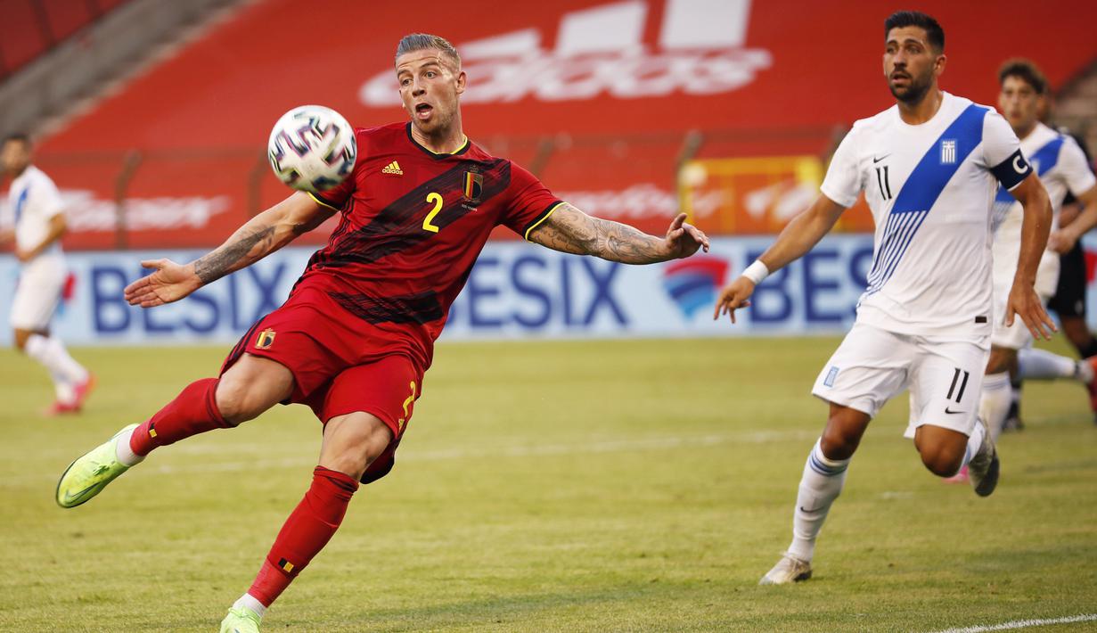 Pemain Belgia, Toby Alderweireld, melepaskan tendangan saat melawan Yunani pada laga uji coba di Stadion King Baudouin, Jumat (4/6/2021). Kedua tim bermain imbang 1-1. (AP/Francisco Seco)