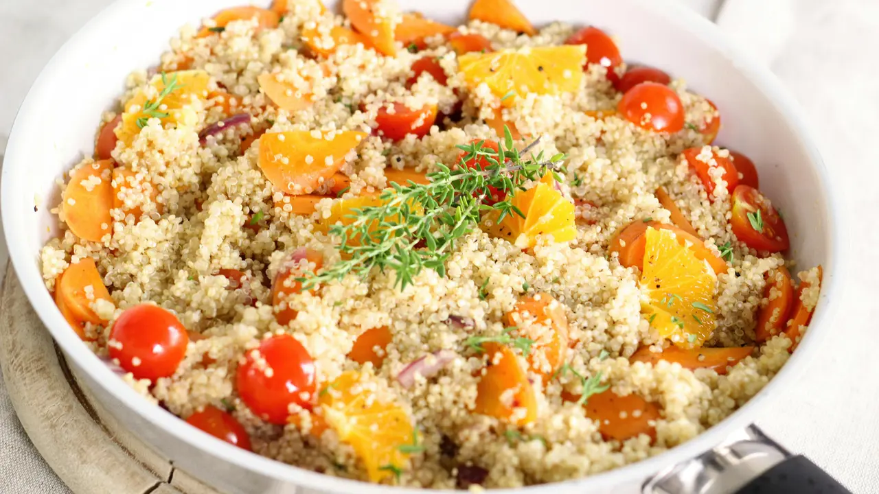 Ingin Sahur dengan Menu Lebih Ringan? Ini Resep Nasi Goreng Sayur Quinoa yang Rendah Minyak