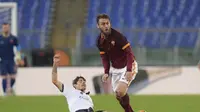 Daniel De Rossi berjibaku melawan pemain Spezia (twitter )