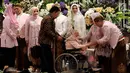 Ibu Sinta Nuriyah Wahid memberikan selamat kepada Ketua MPR Zulkifli Hasan saat Acara pernikahan Ray Zulham Farras Nugraha dengan DR. Milka Anisya Norosiya yang merupakan Anak Ketua MPR, di Jakarta, Minggu (24/9). (Liputan6.com/Johan Tallo)