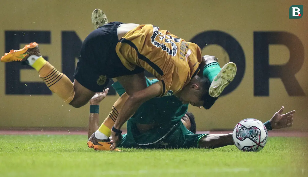 <p>Pemain Bhayangkara FC, Sani Rizki Fauzi (kiri) berebut bola dengan pemain Persebaya Surabaya, Koko Ari Araya saat laga pekan ketiga BRI Liga 1 2022/2023 antara Bhayangkara FC melaran Persebaya Surabaya di Stadion Wibawa Mukti, Cikarang, Minggu (07/08/2022). (Bola.com/Bagaskara Lazuardi)</p>