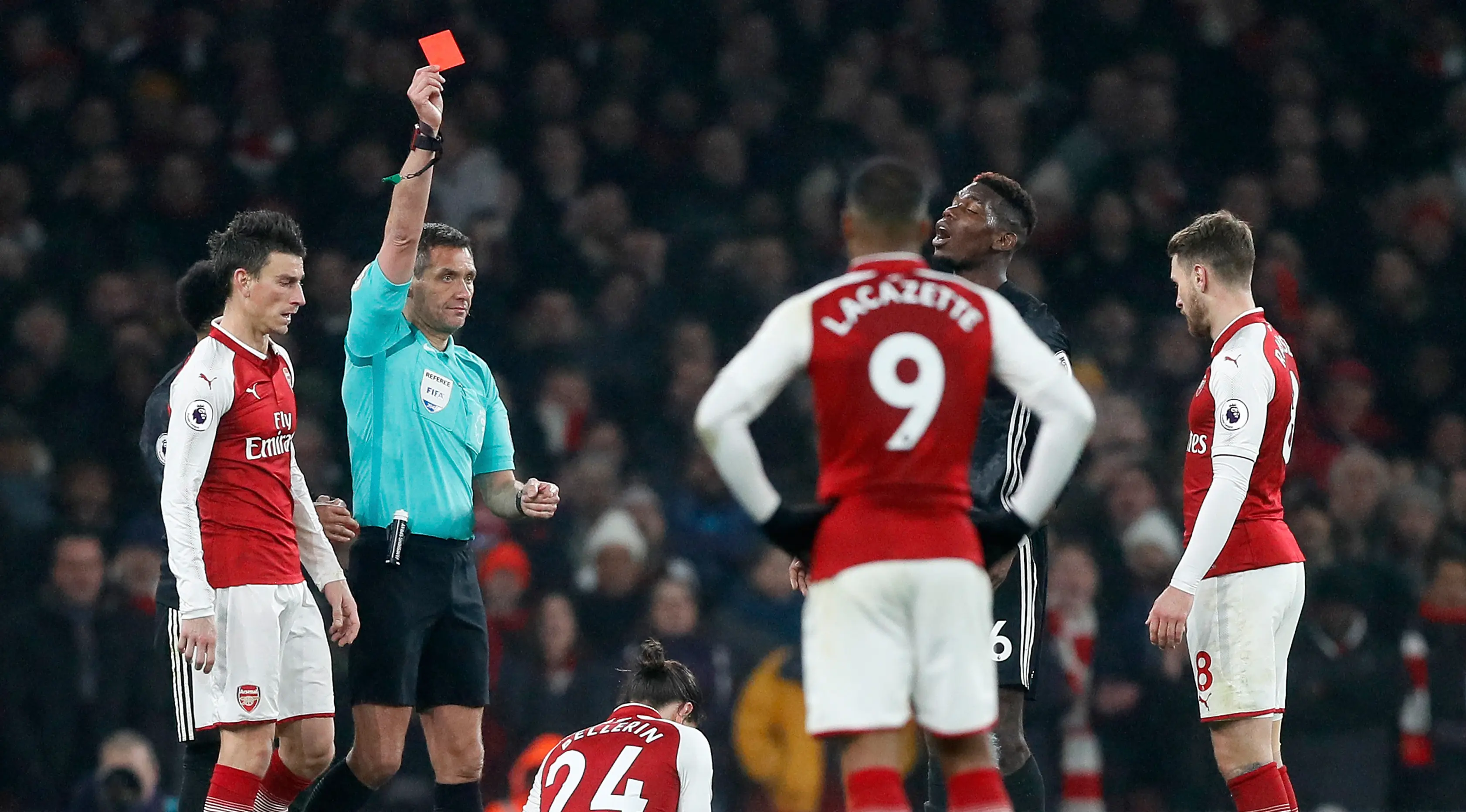 Wasit Andre Marriner memberikan kartu merah kepada pemain Manchester United (MU), Paul Pogba saat melawan Arsenal dalam pertandingan Liga Inggris di Stadion Emirates, London Sabtu (2/12/2017). (AP Photo/Kirsty Wigglesworth)