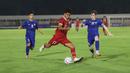 <p>Gelandang Timnas Indonesia U-20, Mufli Hidayat (tengah) melepaskan tendangan yang berusaha diblok kapten tim Uzbekistan U-20, Rustam Fomin (kanan) pada laga uji coba internasional di Stadion Madya, Senayan, Jakarta, Selasa (30/1/2024). (Bola.com/M Iqbal Ichsan)</p>