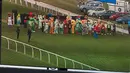 Penonton melihat layar yang menggambarkan peserta lomba lari Mascot Gold Cup bersiap memulai balapan di Wetherby Racecourse, Inggirs (29/4). (AFP/Oli Scarff)
