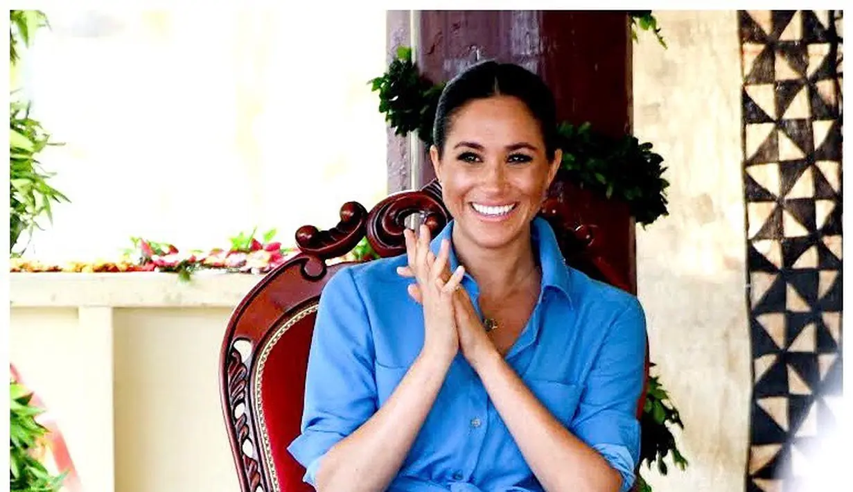 Penampilan manis Meghan Markle dalam balutan shirt dress berwarna biru dengan detail belt dan kancing. Mana penampilan favoritmu, Sahabat FIMELA? [Foto: Instagram/sussexroyal]