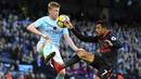 Gelandang Arsenal, Alexis Sanchez, berebut bola dengan gelandang Manchester City, Kevin De Bruyne, pada laga Premier League di Stadion Ettihad, Manchester, Minggu (5/11/2017). City menang 3-1 atas Arsenal. (AP/Rui Viera)