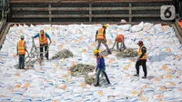 Pekerja melakukan aktivitas bongkar muat beras impor di Pelabuhan Tanjung Priok, Jakarta, Jumat (16/12/2022). Perum Bulog mendatangkan 5.000 ton beras impor asal Vietnam guna menambah cadangan beras pemerintah (CBP) yang akan digunakan untuk operasi pasar. (Liputan6.com/Faizal Fanani)