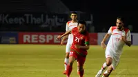 Gelandang timnas Indonesia, M Ridwan (tengah) menghindari kawalan Ahmad Deeb (Suriah - kanan) saat berlaga di Stadion GBK Jakarta, (15/11/2014). Timnas Indonesia kalah 0-2 dari Suriah. (Liputan6.com/Helmi Fithriansyah)