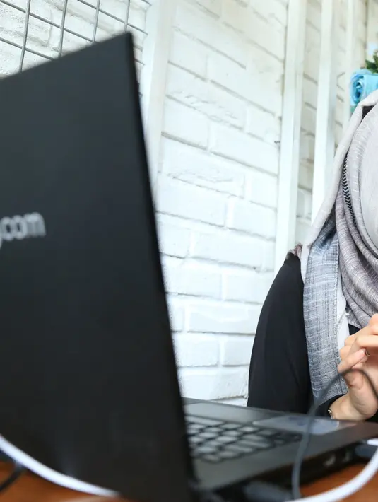 Saking seriusnya, ia sampai lupa pesanan teh panas yang ada disampingnya  terlanjur dingin. Saat ingin minum, ia minta tolong pada pelayan menambahkan air panas kembali. (Adrian Putra/Bintang.com)