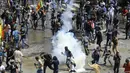 <p>Polisi menggunakan gas air mata untuk membubarkan para pengunjuk rasa di Kolombo, Sri Lanka, 9 Juli 2022. Perdana Menteri Sri Lanka Ranil Wickremesinghe telah mengadakan pertemuan darurat para pemimpin partai politik di tengah meningkatnya kemarahan atas penanganan pemerintah terhadap krisis Sri Lanka. (AP Photo/Amitha Thennakoon)</p>