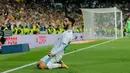 Pemain Real Madrid, Isco merayakan golnya ke gawang Espanyol dalam lanjutan La Liga 2017/2018 di Santiago Bernabeu, Minggu (1/10). Isco jadi pahlawan tim setelah memborong dua gol. (AP/Paul White)