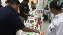 Petugas merapihkan kosmetik dan obat-obatan ilegal di Gorontalo, Senin (17/12). Barang-barang tersebut mengandung bahan berbahaya, selain itu sebagian juga tidak memiliki izin edar. (Liputan6.com/Arfandi Ibrahim)