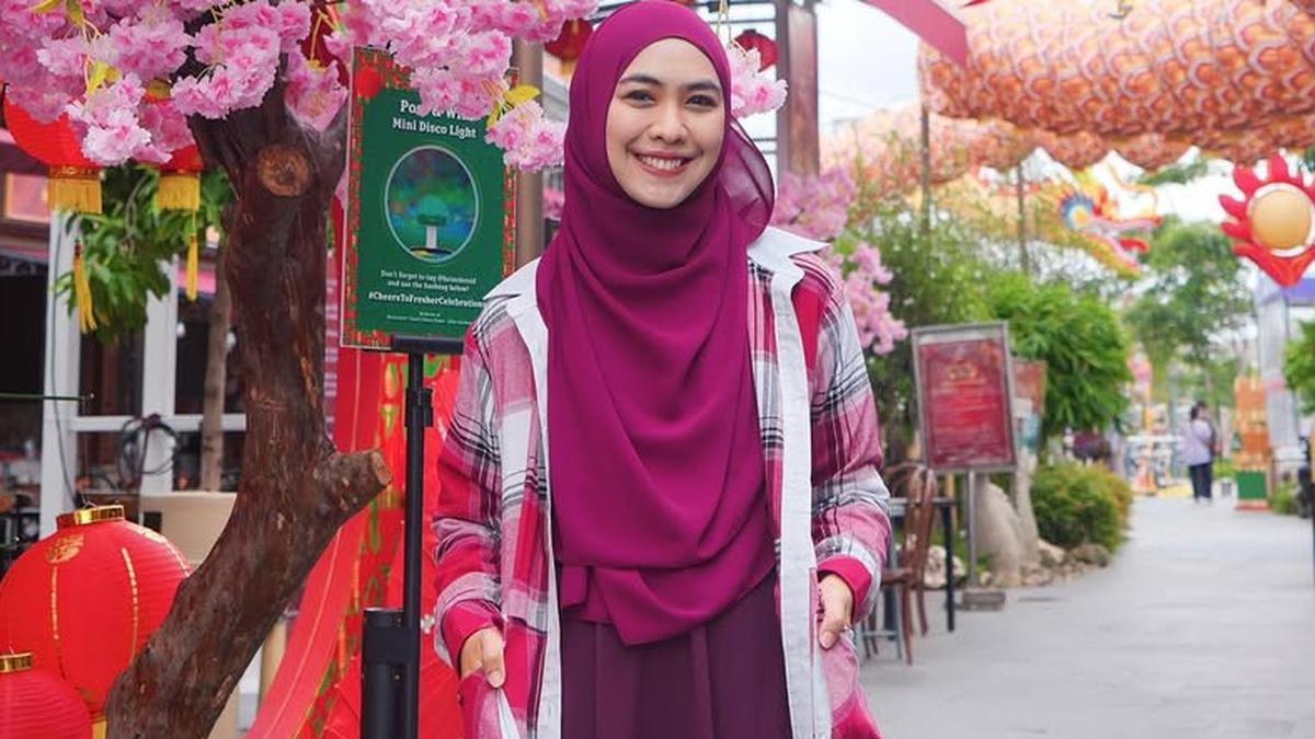 8 Inspirasi Gamis dengan Outer ala Oki Setiana Dewi, dari Gaya Formal hingga Streetwear