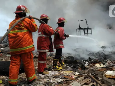 Petugas pemadam kebakaran berusaha memadamkan api yang membakar rumah semi permanen dan lapak barang bekas di Bintara Jaya, Bekasi, Jawa Barat, Kamis (21/9/2023). Kebakaran terjadi sekitar pukul 9.30 WIB. (merdeka.com/Imam Buhori)