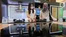 Calon pembeli melihat kompor tanam di booth home appliances asal Turki, Beko, pada gelaran IndoBuildTech di ICE BSD, Tangerang, Selasa (22/03/2022). Beko menerapkan efisiensi energi, mengurangi sampah dan racun lingkungan, serta penggunaan bahan dan sumber daya alam. (Liputan6.com/Fery Pradolo)