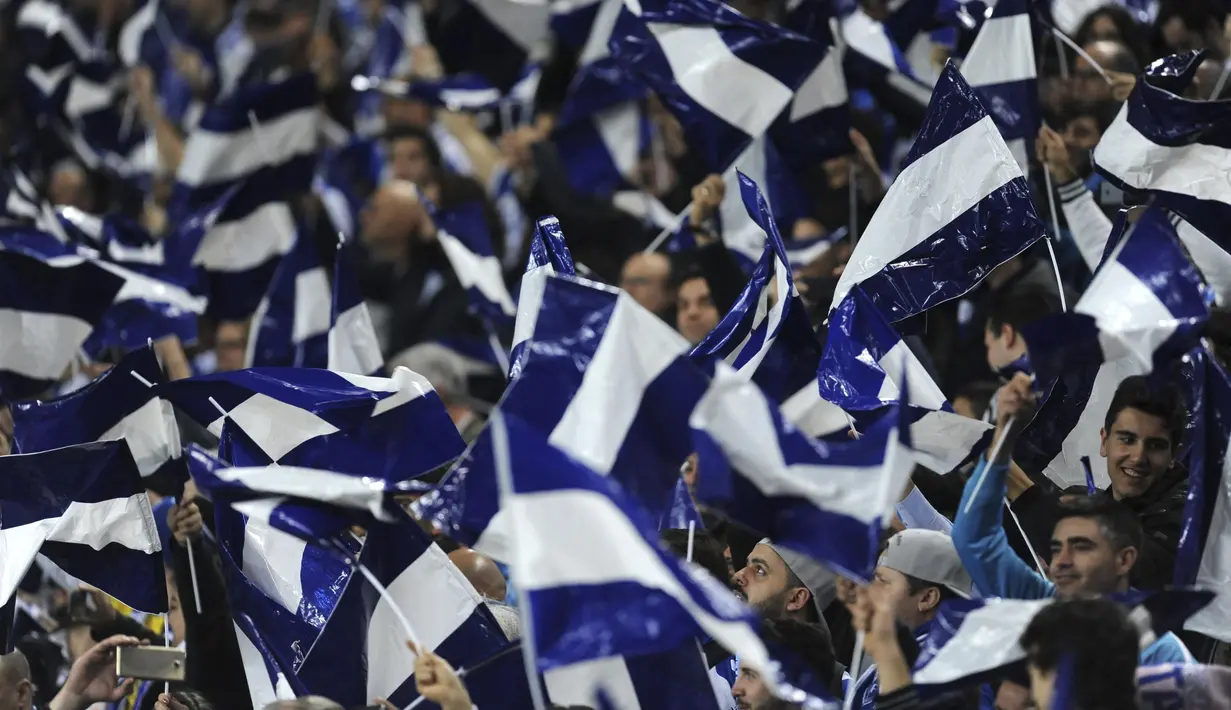Aksi suporter Porto mendukung timnya saat melawan Juventus pada babak 16 besar Liga Champions di Dragao stadium, Porto, (22/2/2017). (AP/Paulo Duarte)
