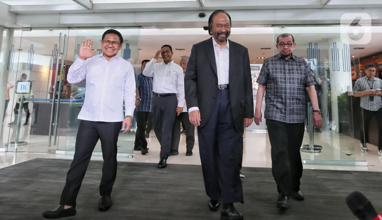 Calon Wakil Presiden nomor urut 1 yang juga Ketua Umum PKB Muhaimin Iskandar, Ketua Umum Partai Nasdem Surya Paloh, dan Ketua Dewan Syuro Salim Segaf Al Jufri (kiri ke kanan) bersiap memberikan keterangan usai melakukan pertemuan secara tertutup di Jakarta, Jumat (23/2/2024). (Liputan6.com/Angga Yuniar)