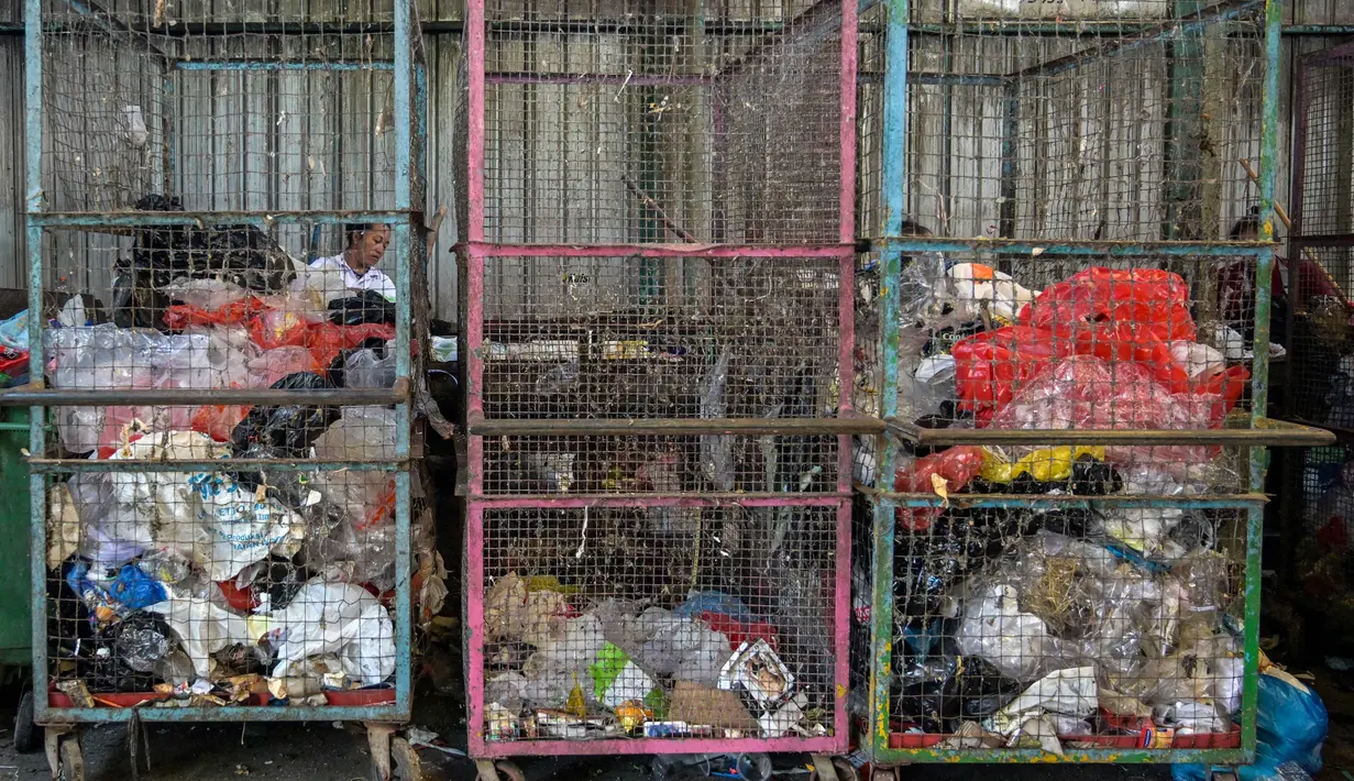 Di tahun 2025, Indonesia menargetkan pengurangan sampah plastik sebesar 70% di laut, dan mengurangi 30% timbulan sampah plastik secara keseluruhan. (JUNI KRISWANTO/AFP)