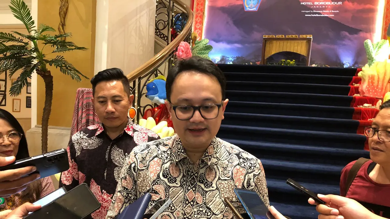 Wakil Menteri Perdagangan (Wamendag) Jerry Sambuaga usai meninjau stand UMKM dan Kuliner Sulawesi Utara di Hotel Borobudur, Jakarta Pusat, Senin (25/9/2023). Jerry memastikan platform sosial media dan e-commerce, seperti TikTok akan dipisahkan.