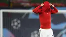 Pemain Manchester United, Diogo Dalot melampiaskan rasa kecewa dengan menutup mukanya dengan jersey setelah kalah 0-1 dari Bayern Munchen pada laga Grup A Liga Champions 2023/2024 di Old Trafford, Manchster, Inggris, Rabu (13/12/2023). (AFP/Peter Powell)