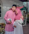 Ria Ricis tampil kompak dengan outfit bernuansa pink putih. Paduan yang segar di hari Lebaran membuat tampilannya semakin seru dan ceria. (Foto: Instagram/ Ria Ricis)