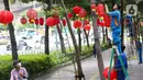 Sejumlah pekerja nampak melakukan pengerjaan pemasangan lampion. (Liputan6.com/Angga Yuniar)