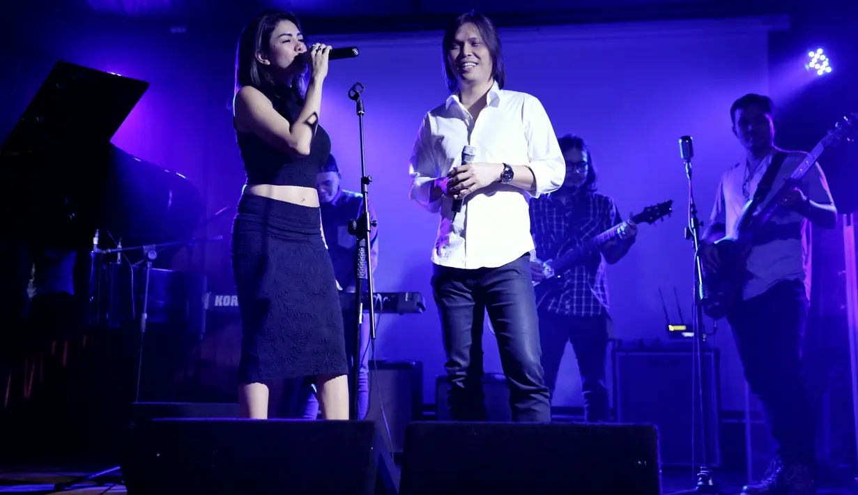 Bersama dengan penyanyi Once, dalam acara Charity Generasi Anti Narkoba. Ia berduet dengan membawakan lagu 'Pupus'. (Adrian Putra/Bintang.com)