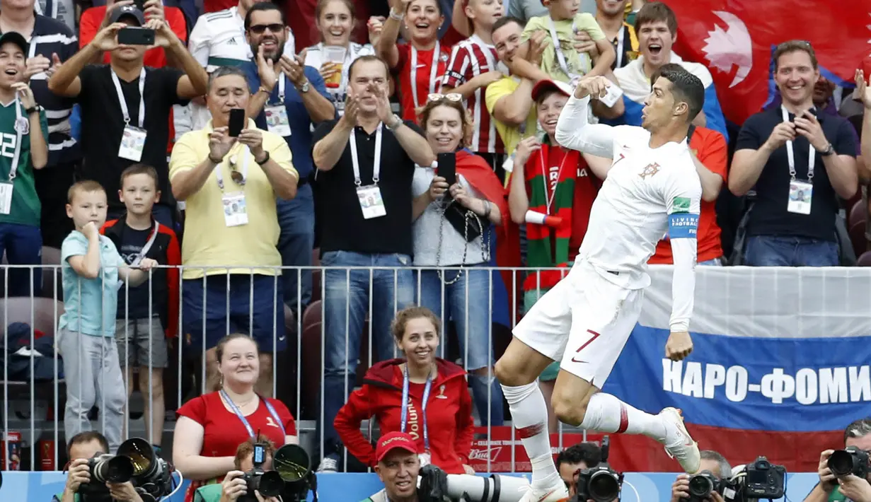 Striker Portugal, Cristiano Ronaldo, melakukan selebrasi usai mencetak gol ke gawang Maroko pada laga Piala Dunia di Stadion Luzhniki, Rabu (20/6/2018). Ronaldo menjadi pencetak gol internasional terbanyak di Eropa dengan 85 gol. (AP/Antonio Calanni)