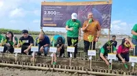 PT Bank Maybank Indonesia menggelar beberapa kegiatan menjelang perhelatan Maybank Marathon 2024. Satu di antaranya aksi pelestarian lingkungan dengan penanaman 2.500 magrove, di Taman Arboretum Mangrove, Tanjung Benoa, Bali, Jumat (23/8/2024). (Bola.com/Yus Mei Sawitri)