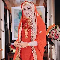 Olla Ramlan tampil anggun dalam pakaian tradisional India, kain sari yang berwarna merah dipadukan dengan hijab berwarna krem dan aksesoris yang berwarna emas. (Liputan6.com/IG/@ollaramlanaufar)