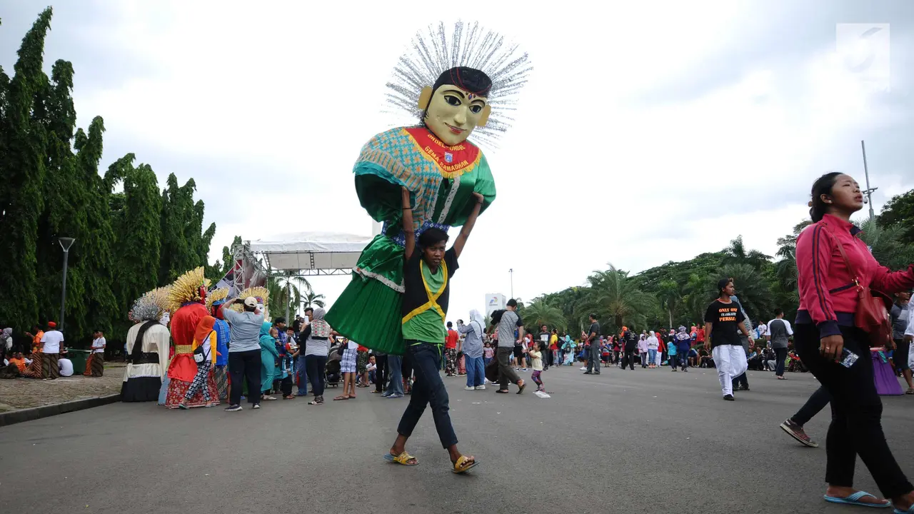 Puluhan Ondel-Ondel Serbu Monumen Nasional