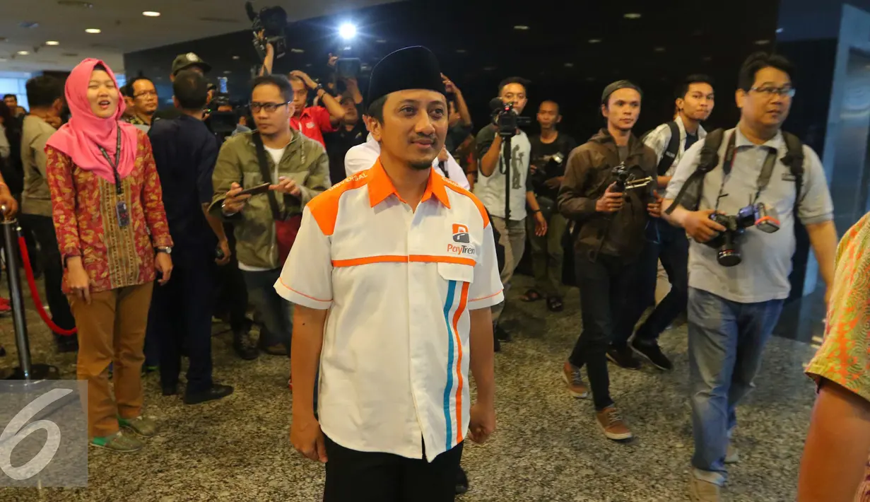  Ustadz Yusuf Mansyur saat tiba untuk mengikuti program tax amnesty di Dirjen Pajak, Jakarta, Jumat (30/9). Baik Yusuf Mansur maupun Franky sama-sama mendeklarasikan hartanya di dalam negeri sebagai WP Orang Pribadi.  (Liputan6.com/Angga Yuniar)