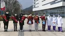 Sejumlah pasien yang dinyatakan sembuh dari virus corona berfoto bersama petugas medis di Rumah Sakit Afiliasi Pertama Universitas Zhejiang di Hangzhou, Provinsi Zhejiang, China, Rabu (5/2/2020). Mereka dinyatakan sembuh dan sudah diizinkan pulang dari rumah sakit. (Xinhua/Xu Yu)