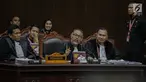 Ketua Tim Pengacara Paslon Prabowo Subianto-Sandiaga Uno, Bambang Widjojanto saat berdebat sengit dengan Anggota tim hukum Tim Kampanye Nasional (TKN) Luhut Pangaribuan saat sidang lanjutan PHPU untuk Pemilihan Presiden 2019 di Gedung MK, Jakarta, Selasa (18/6/2019). (Liputan6.com/Faizal Fanani)