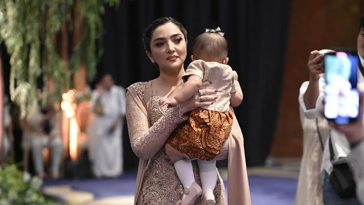 Ashanty dengan cucunya (Instagram/ashanty_ash)