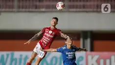 Pemain Bali United, Stefano Lilipaly (kiri), berebut bola dengan pemain Persib Bandung, Henhen Herdiana, dalam pertandingan Babak Penyisihan Piala Menpora 2021 di Stadion Maguwoharjo, Sleman. Rabu (24/3/2021). Persib Bandung bermain imbang 1-1 dengan Bali United pada laga Grup D Piala Menpora 2021.