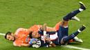 Kiper Juventus, Mattia Perin, berebut bola dengan penyerang PSG, Neymar pada laga Liga Champions di Stadion Parc des Princes, Paris, Rabu (7/9/2022). (AFP/Alain Jocard)