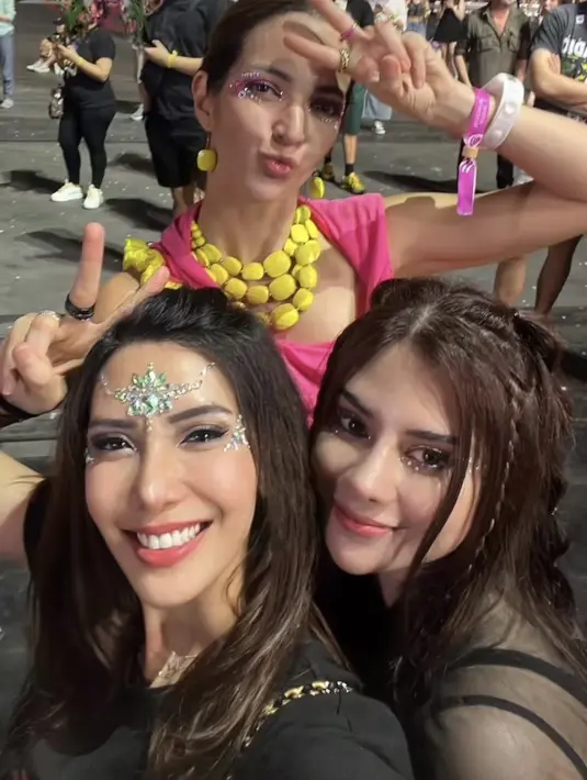 Nia pun tampil mengenakan beberapa aksesori warna kuning yang serasi. Mulai dari kalung layering dan anting-antingnya. [@noumira]