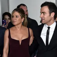 Menarik beberapa nama, perceraian Angelina Jolie dan Brad Pitt juga menyeret nama mantan istri Pitt, Jennifer Aniston.  Perceraian Jolie dan Pitt pun kabarnya menular ke pasangan Jenn dan Justin Theraux. (AFP/Bintang.com)