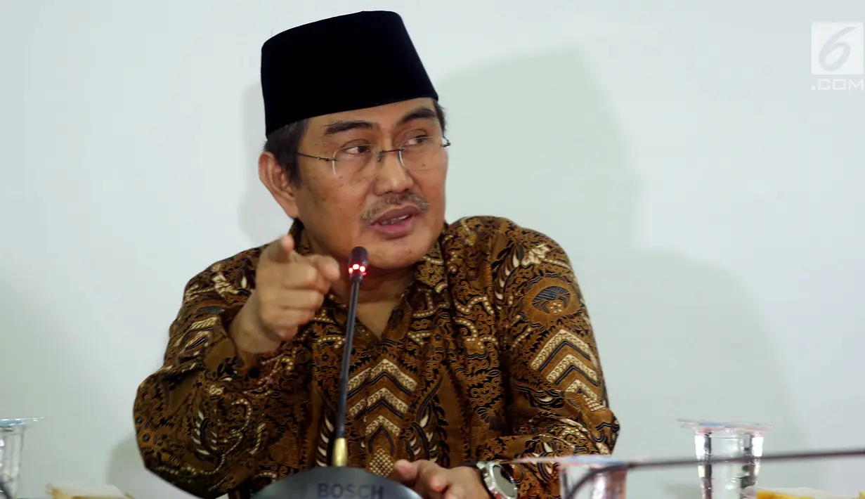 Ketum ICMI, Jimly Asshiddiqie memberikan pernyataan pers dalam diskusi bersama media di Jakarta, Rabu (9/8). Dalam kesempatan itu, Jimly juga mengecam aksi main hakim sendiri dengan membakar hidup-hidup seorang pria di Bekasi. (Liputan6.com/Johan Tallo)