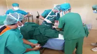 Sulit Listrik dan Air, Dokter Operasi Korban Gempa Palu-Donggala secara Manual