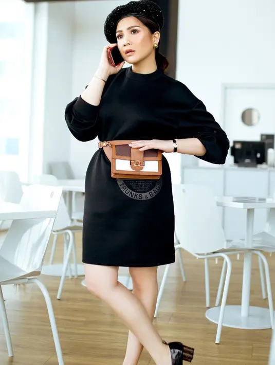 Tampil serba hitam dengan gaun selutut, gaya istri Raffi Ahmad ini tuai pujian. Berpose dengan tas Louis Vuitton, Gigi tampilkan kesan elegan.(Liputan6.com/IG/@raffinagita1717)